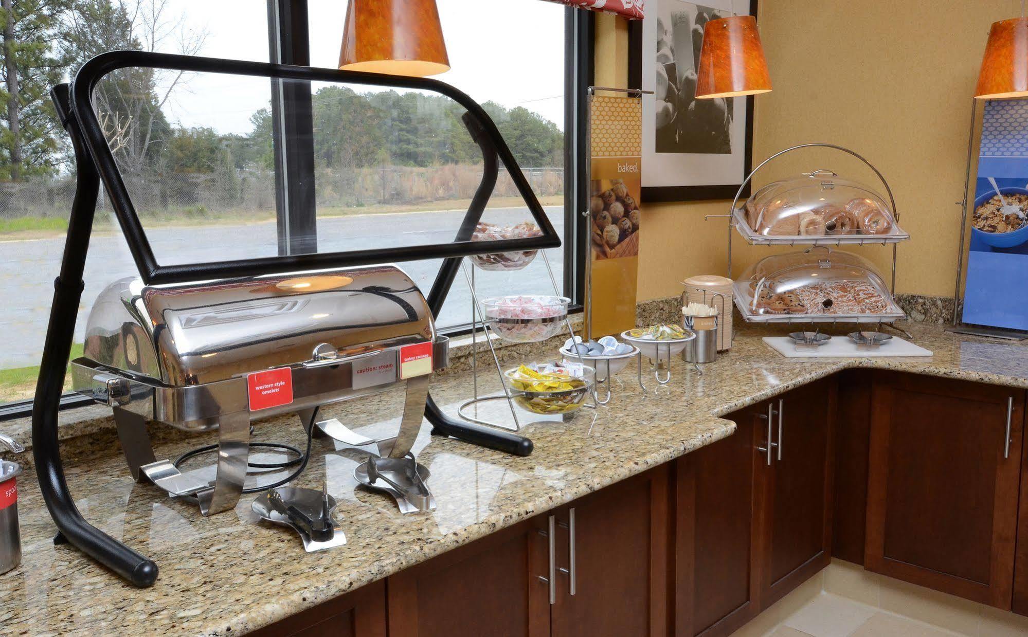 Hampton Inn Fayetteville Fort Bragg Ngoại thất bức ảnh